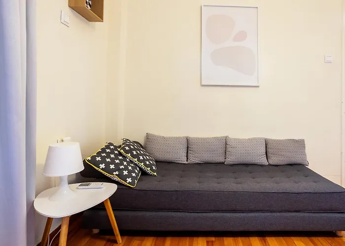 Semesterbostad Elegant Garden Walk To Center 2br