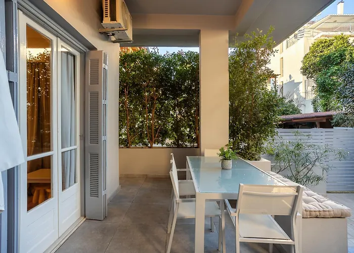 Elegant Garden Walk To Center 2br Kalamata