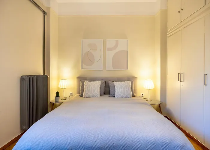 Semesterbostad Elegant Garden Walk To Center 2br