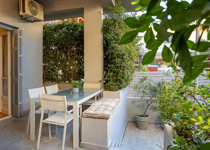 Elegant Garden Walk To Center 2br Semesterbostad Kalamata