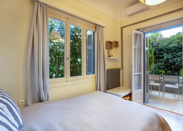 Elegant Garden Walk To Center 2br *