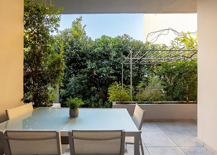 Elegant Garden Walk To Center 2br