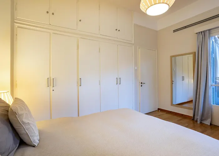 Semesterbostad Elegant Garden Walk To Center 2br