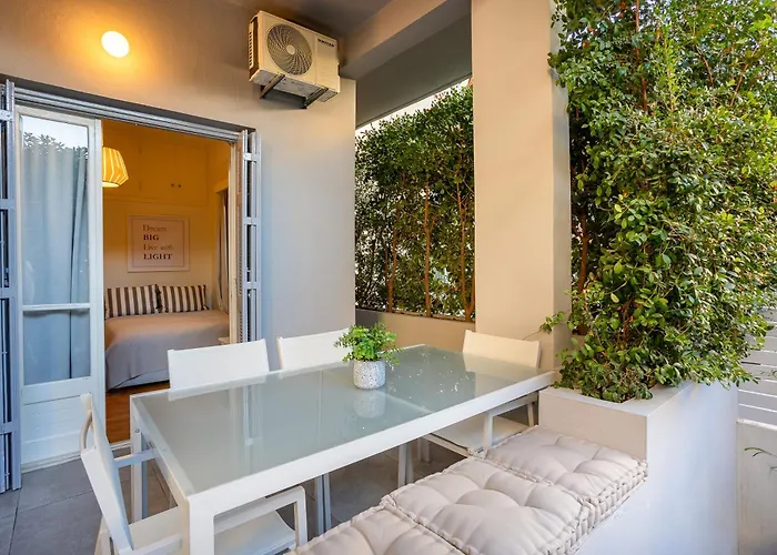 Semesterbostad Elegant Garden Walk To Center 2br *