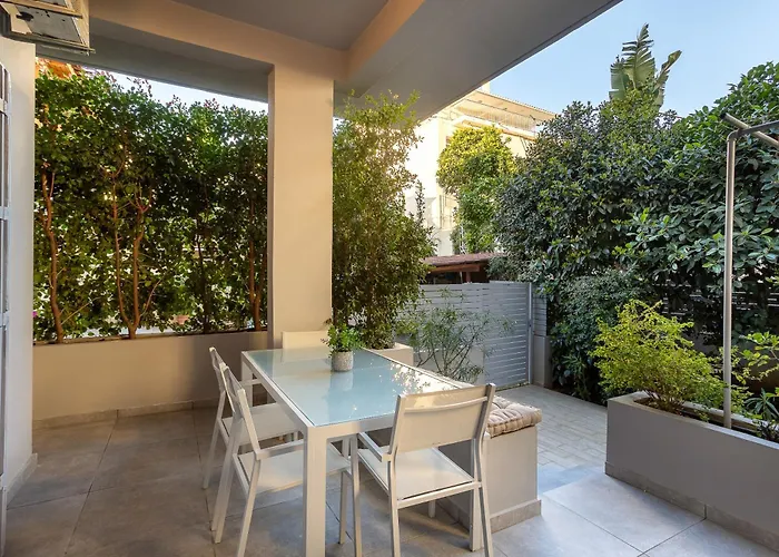 Elegant Garden Walk To Center 2br Hébergement de vacances