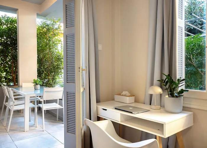Semesterbostad Elegant Garden Walk To Center 2br Kalamata