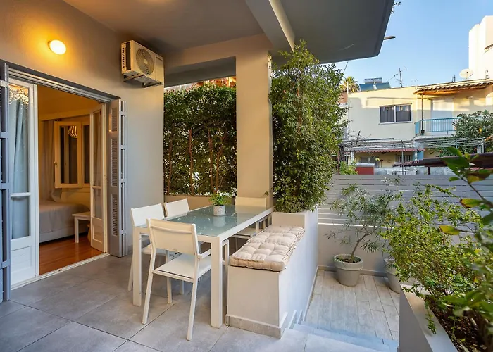 Semesterbostad Elegant Garden Walk To Center 2br