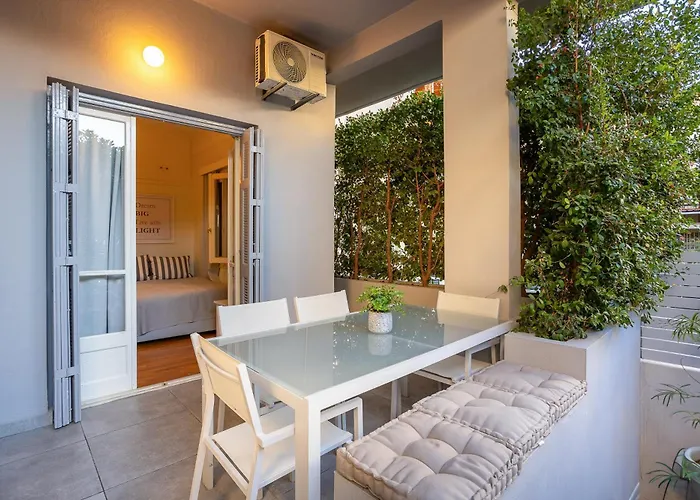 Elegant Garden Walk To Center 2br Hébergement de vacances Kalamata