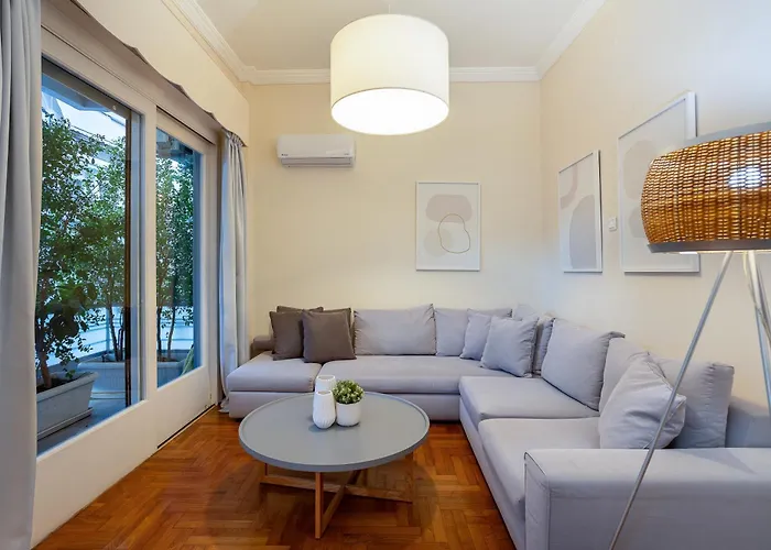 Semesterbostad Elegant Garden Walk To Center 2br *