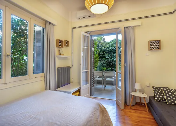 Elegant Garden Walk To Center 2br