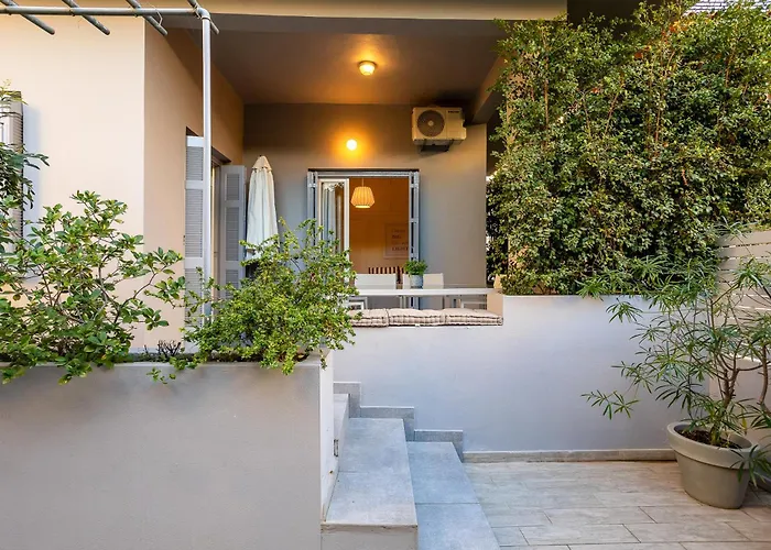 Elegant Garden Walk To Center 2br